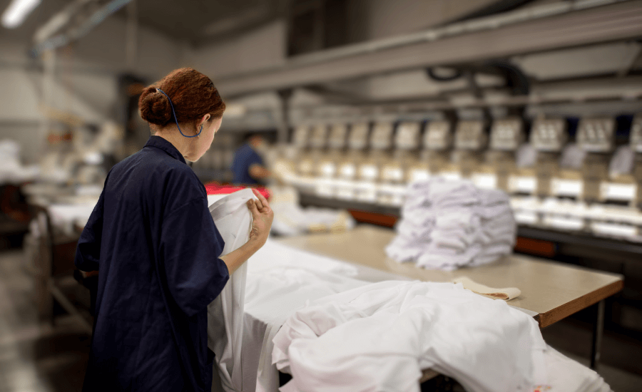 Dipendente della Mdesign di Firenze svolge la mansione di confezione dei capi