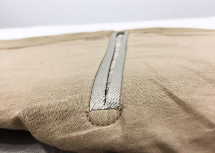 Fase del controllo delle cuciture di un capo d'abbigliamento prodotto da Mdesign Firenze per produzione abbigliamento conto terzi