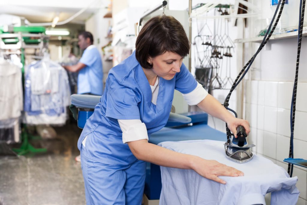 Fase di stiratura del processo di produzione abbigliamento conto terzi